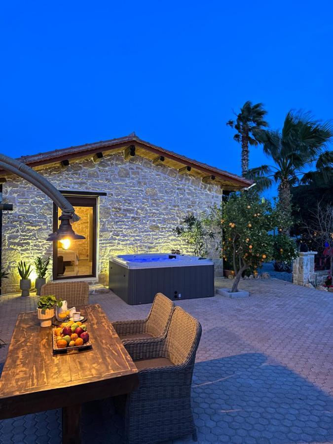 Villa Aspasia With Private Jacuzzi - Oasis Resort Kokkinos Pyrgos Eksteriør billede
