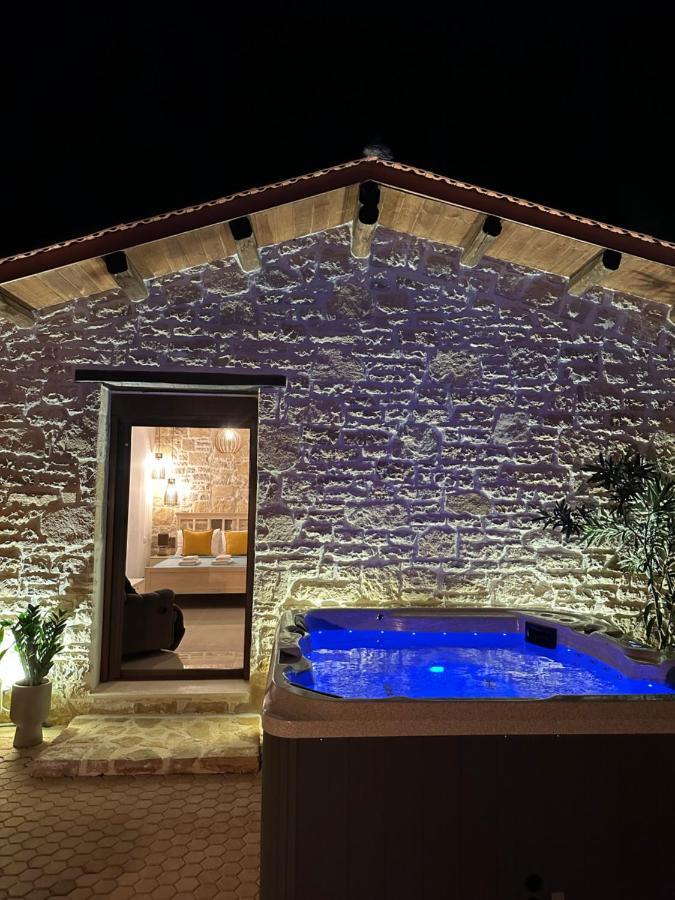 Villa Aspasia With Private Jacuzzi - Oasis Resort Kokkinos Pyrgos Eksteriør billede